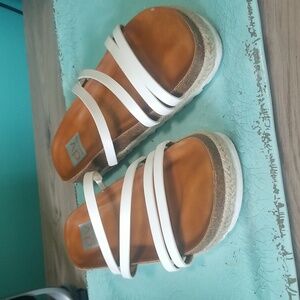 DOLCE VITA White leather sandals. SIZE 8